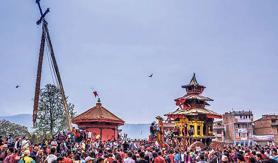 भक्तपुर, नेपालमा बिस्केट जात्राको समयमा रथ जुलुस
