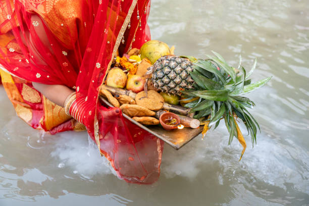 छठ पर्वमा अस्ताउँदो सूर्यलाई प्रार्थना गर्दै भक्तहरू